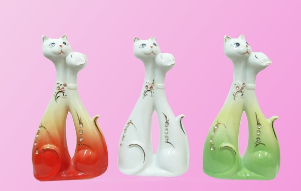 Фарфоровая фигура: кошечка целует котика, с камнями (фф-44)